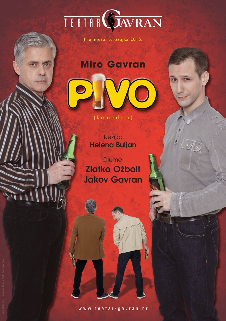 Plakat za komediju Pivo redateljice Helene Buljan s glumcima Zlatkom Ožboltom i Jakovom Gavranom koji drže boce piva ispred crvene pozadine.