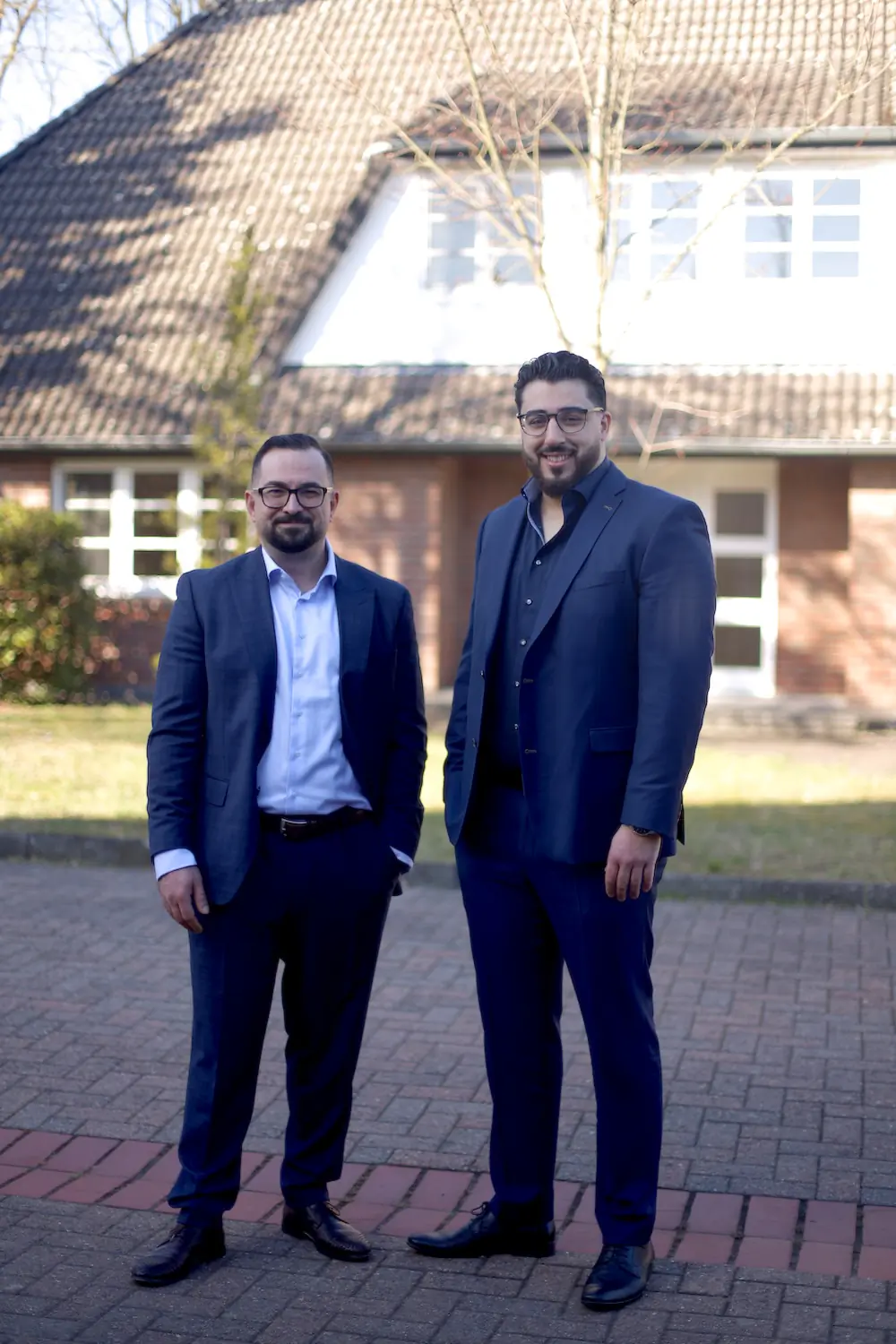Das Team von Velvet Green Immobilien vor einem Haus