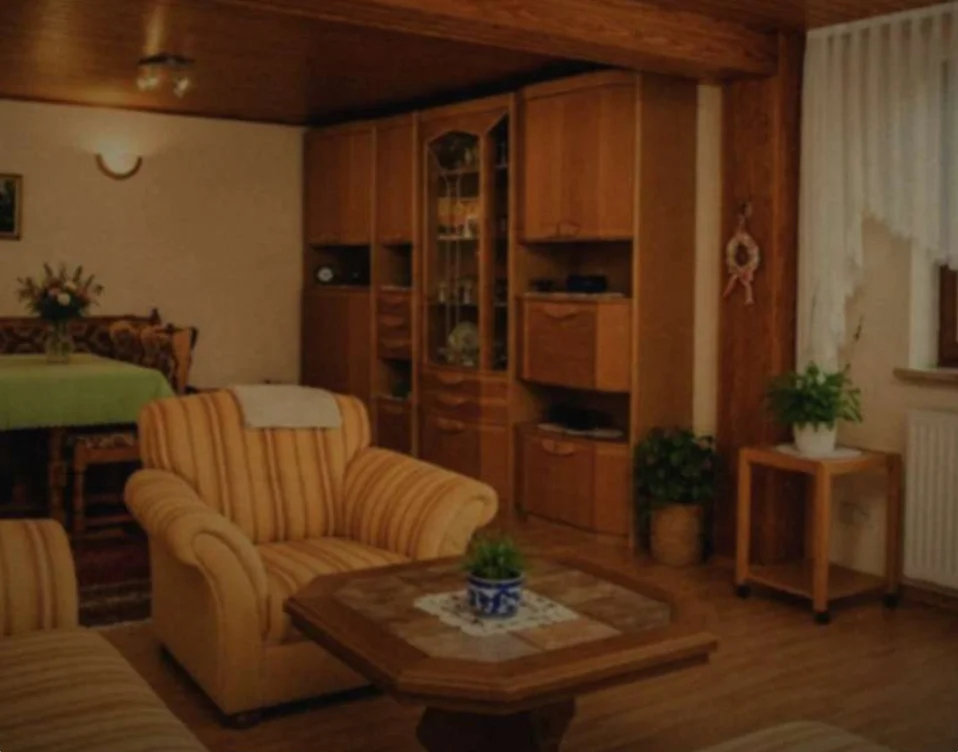 Dasselbe Wohnzimmer als einfaches Handyfoto