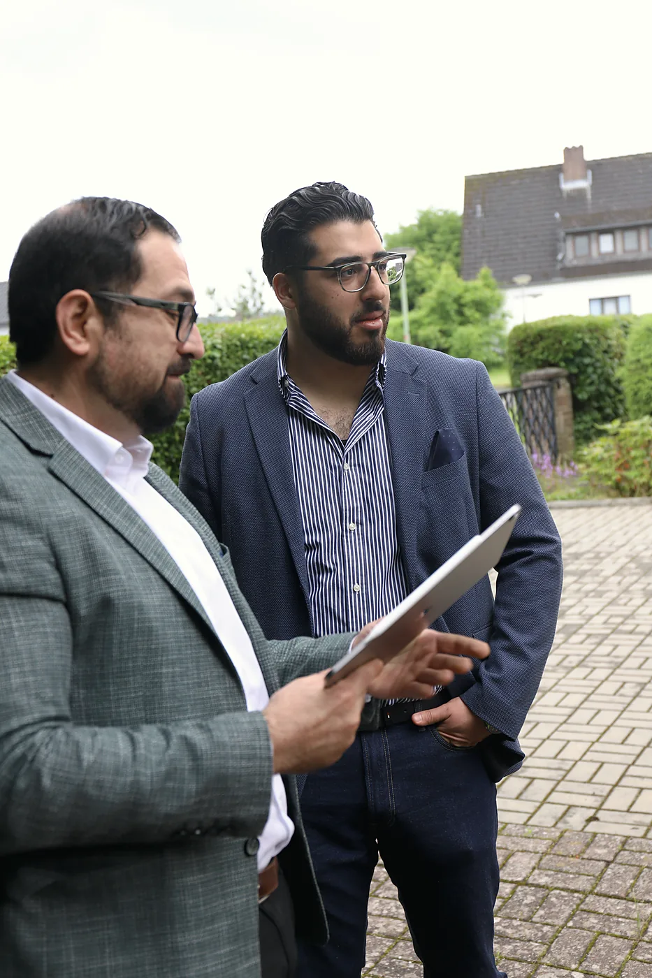 Makler besprechen Unterlagen und Exposé