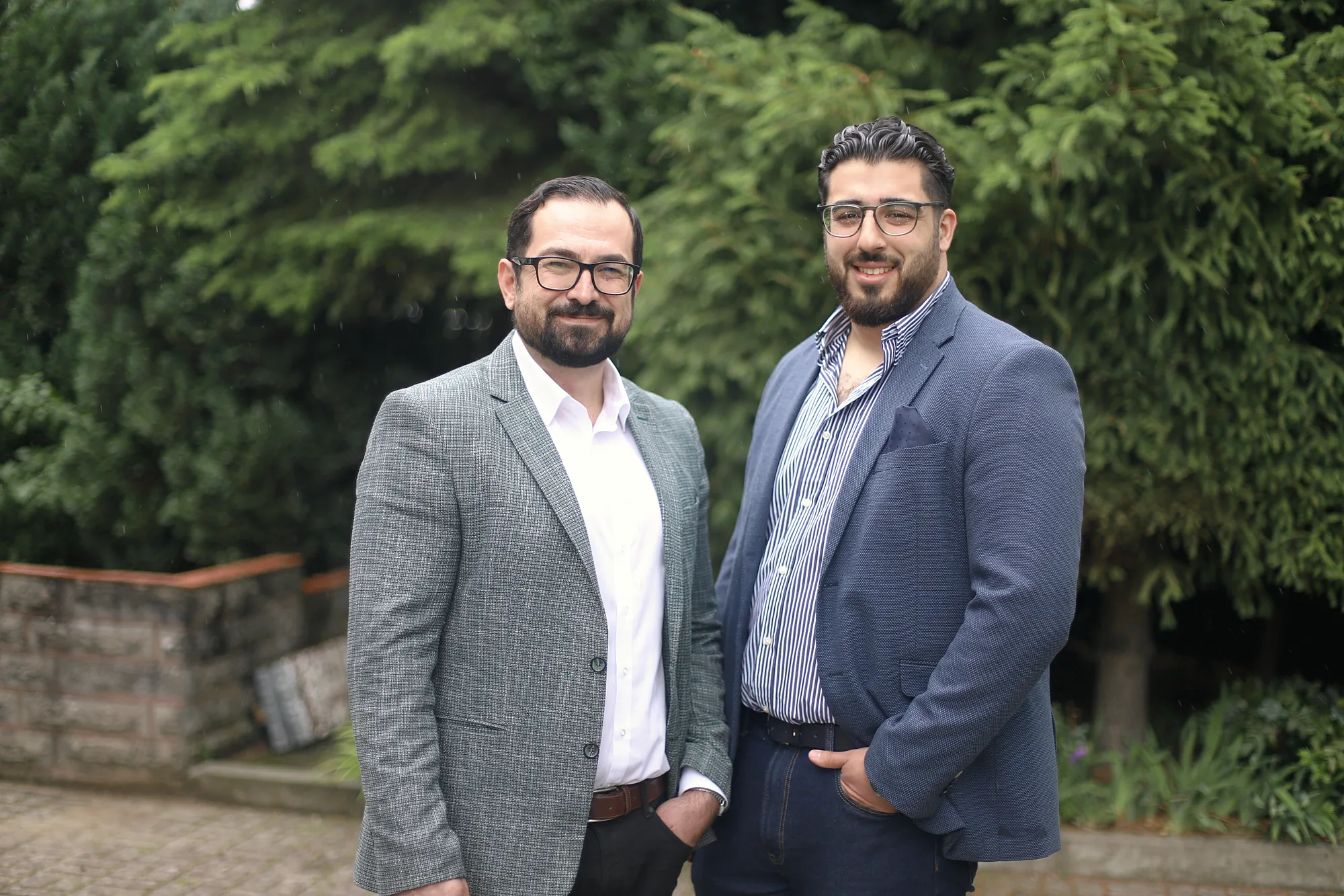 Seyyithan Altan und Mehmet Odabasi, Immobilienmakler in Salzgitter-Lebenstedt, im Garten