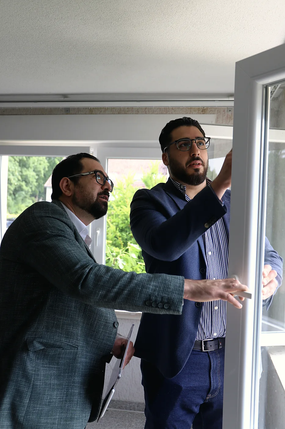 Makler prüft die Fenster eines älteren Hauses