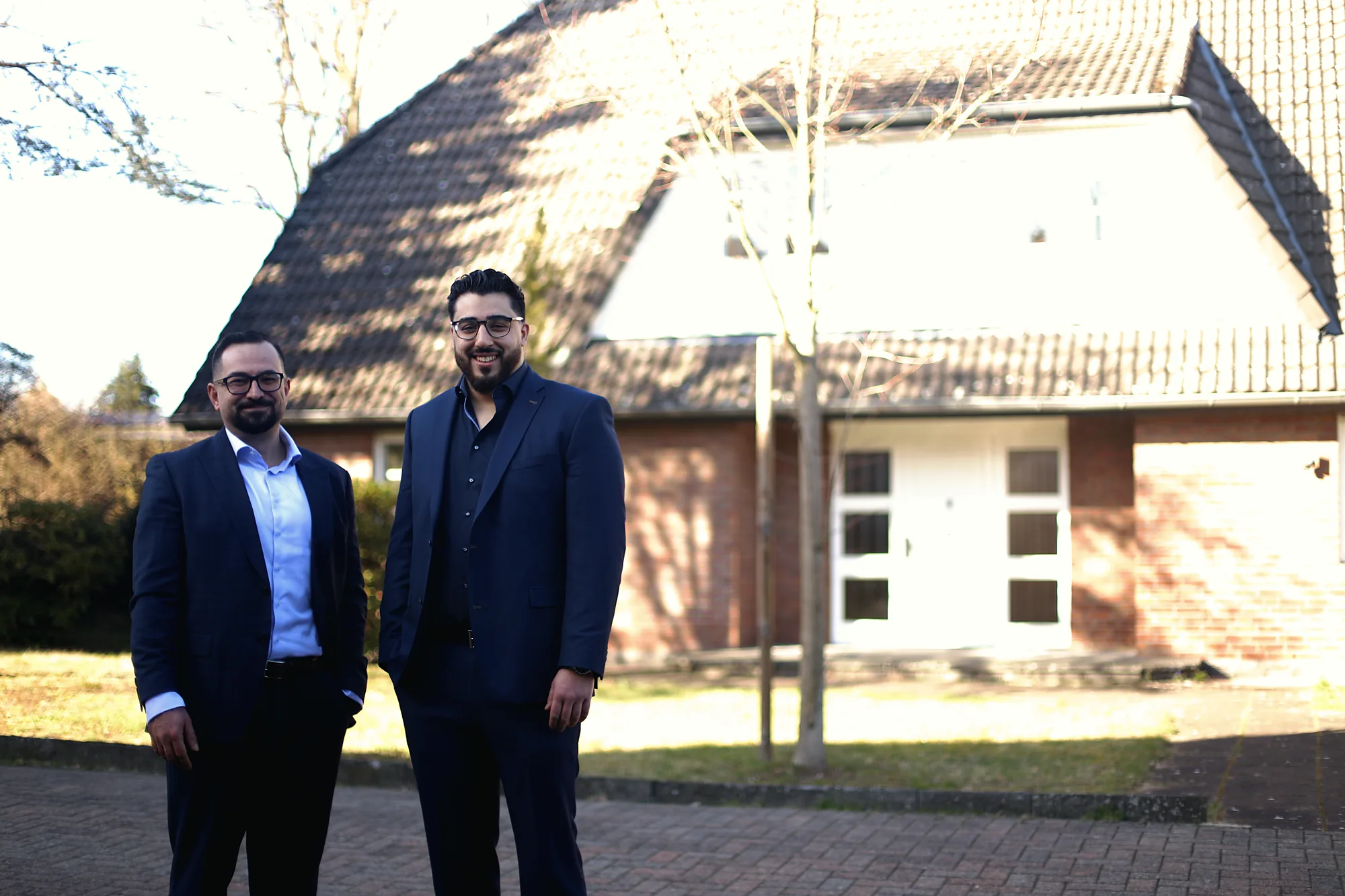 Seyyithan Altan und Mehmet Odabasi vor einem Einfamilienhaus in Salzgitter
