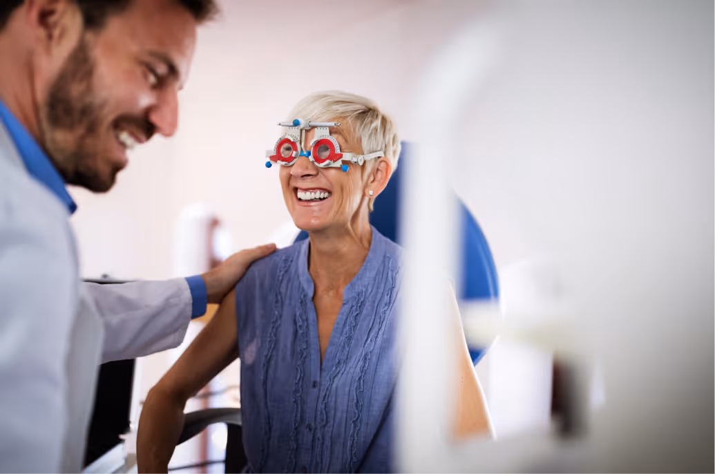 Eine Patienten lächelt ihren behandelnden Arzt an.