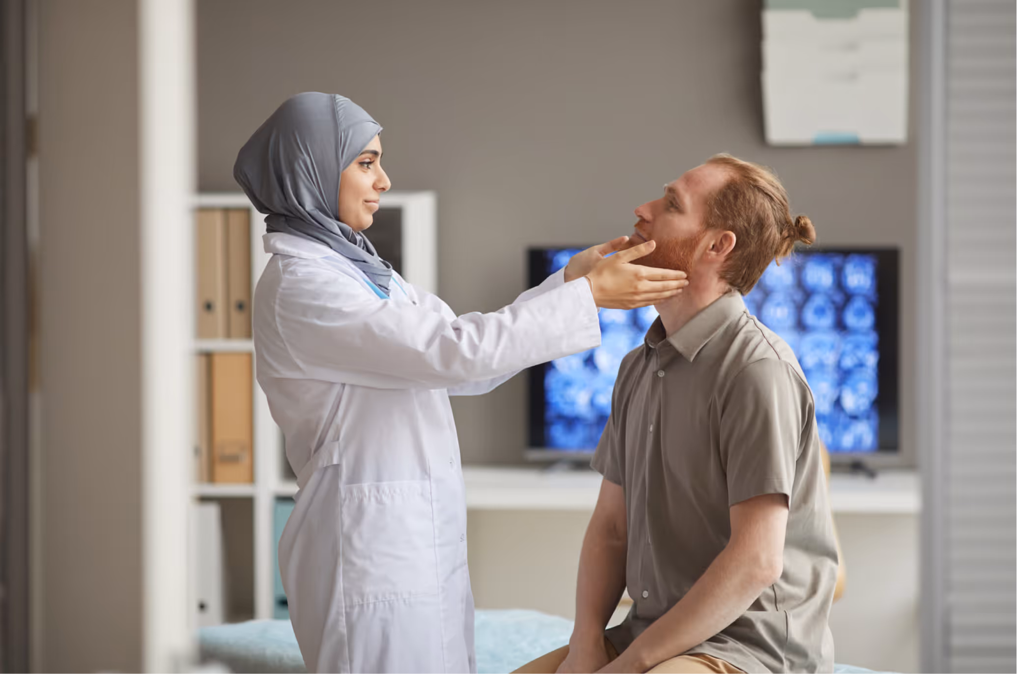 Eine Ärztin untersucht einen Patienten.