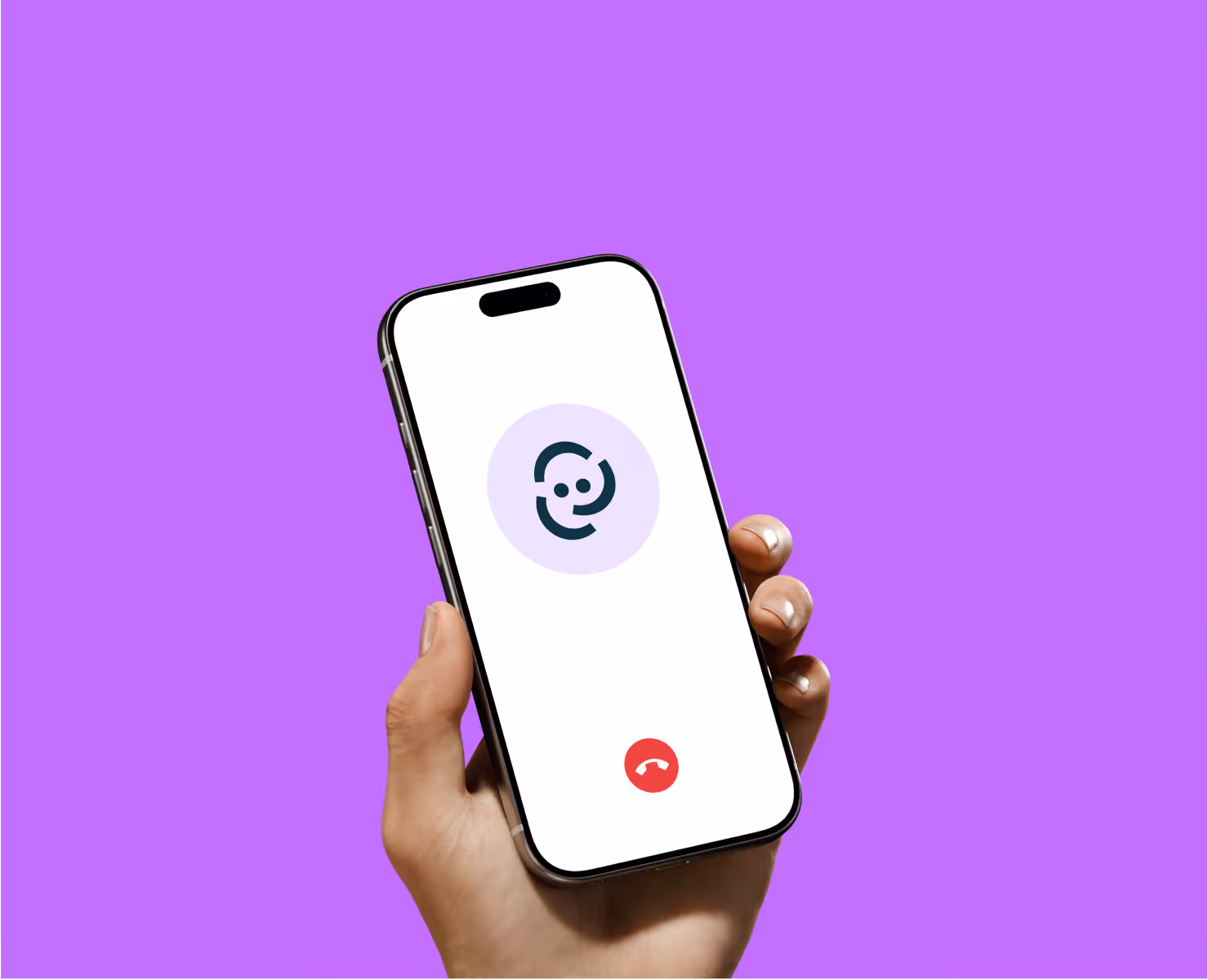Eine Hand mit einem Smartphone, welches den KI-Telefonassistenten aufzeigt.
