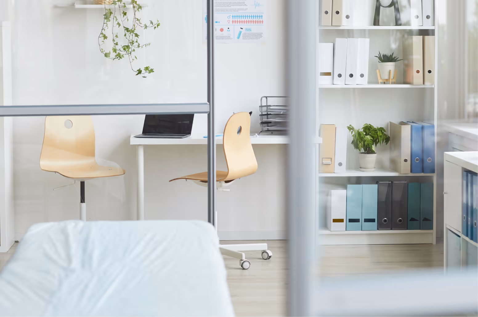 Ein sauberes und helles Praxiszimmer.