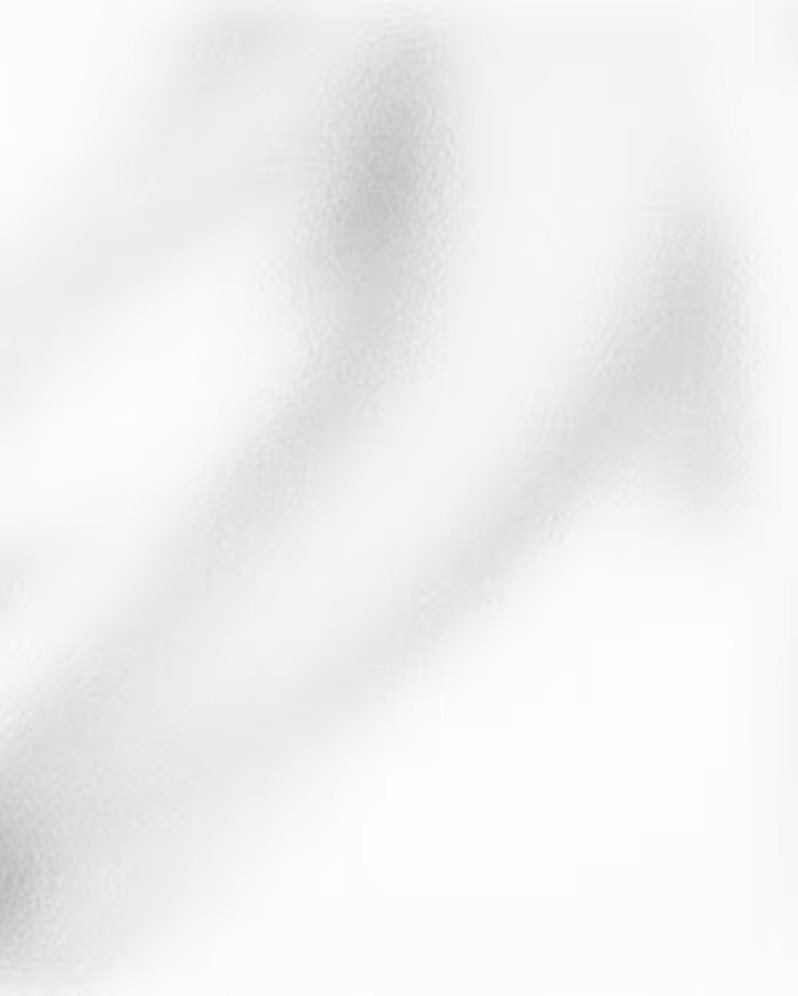 Eine helle, grauweiße Fläche mit weichen, unscharfen, länglichen Schatten- oder Nebelformen.
