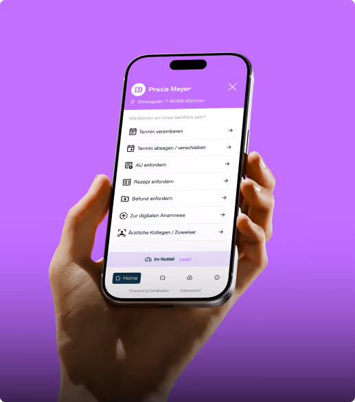 Eine Hand mit einem Smartphone, welches die Online-Rezeption aufzeigt.