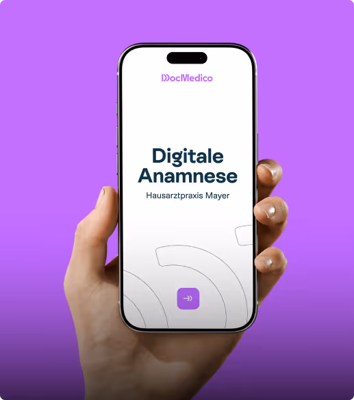 Eine Hand mit einem Smartphone, welches die digitale Anamnese aufzeigt.
