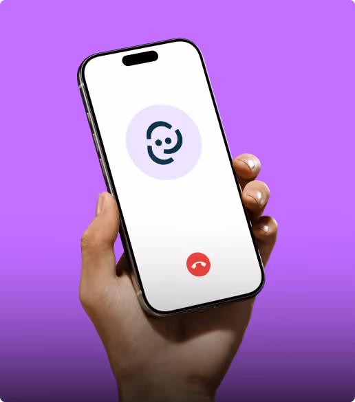 Eine Hand mit einem Smartphone, welches den KI-Telefonassistenten aufzeigt.