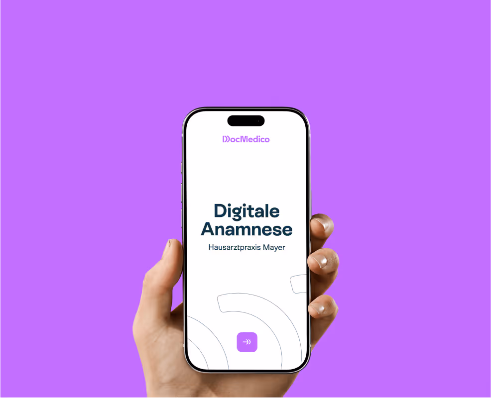 Eine Hand mit einem Smartphone, welches die digitale Anamnese aufzeigt.