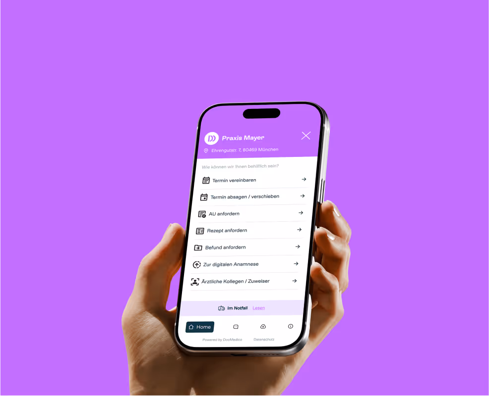 Eine Hand mit einem Smartphone, welches die Online-Rezeption aufzeigt.