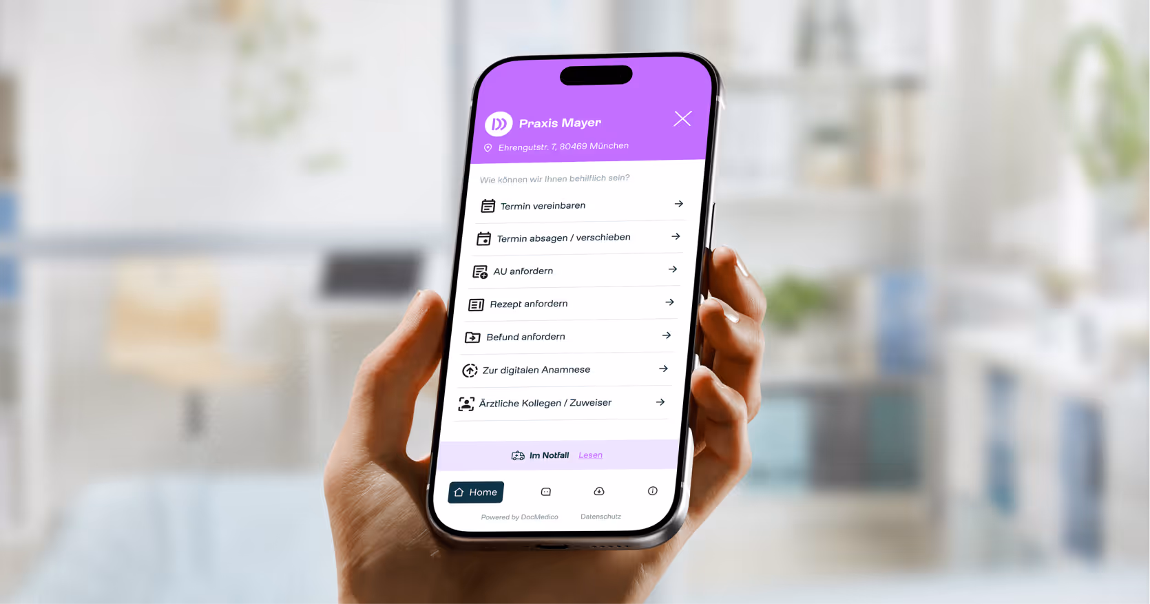 Eine Hand mit einem Smartphone, welches die Online-Rezeption aufzeigt.