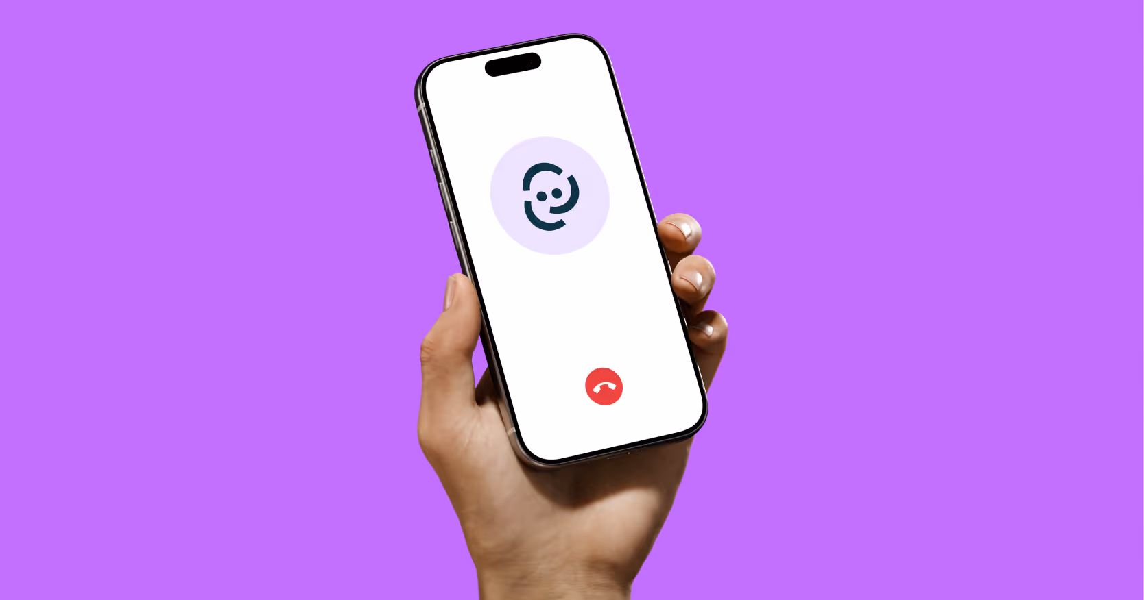 Eine Hand mit einem Smartphone, welches den KI-Telefonassistenten aufzeigt.