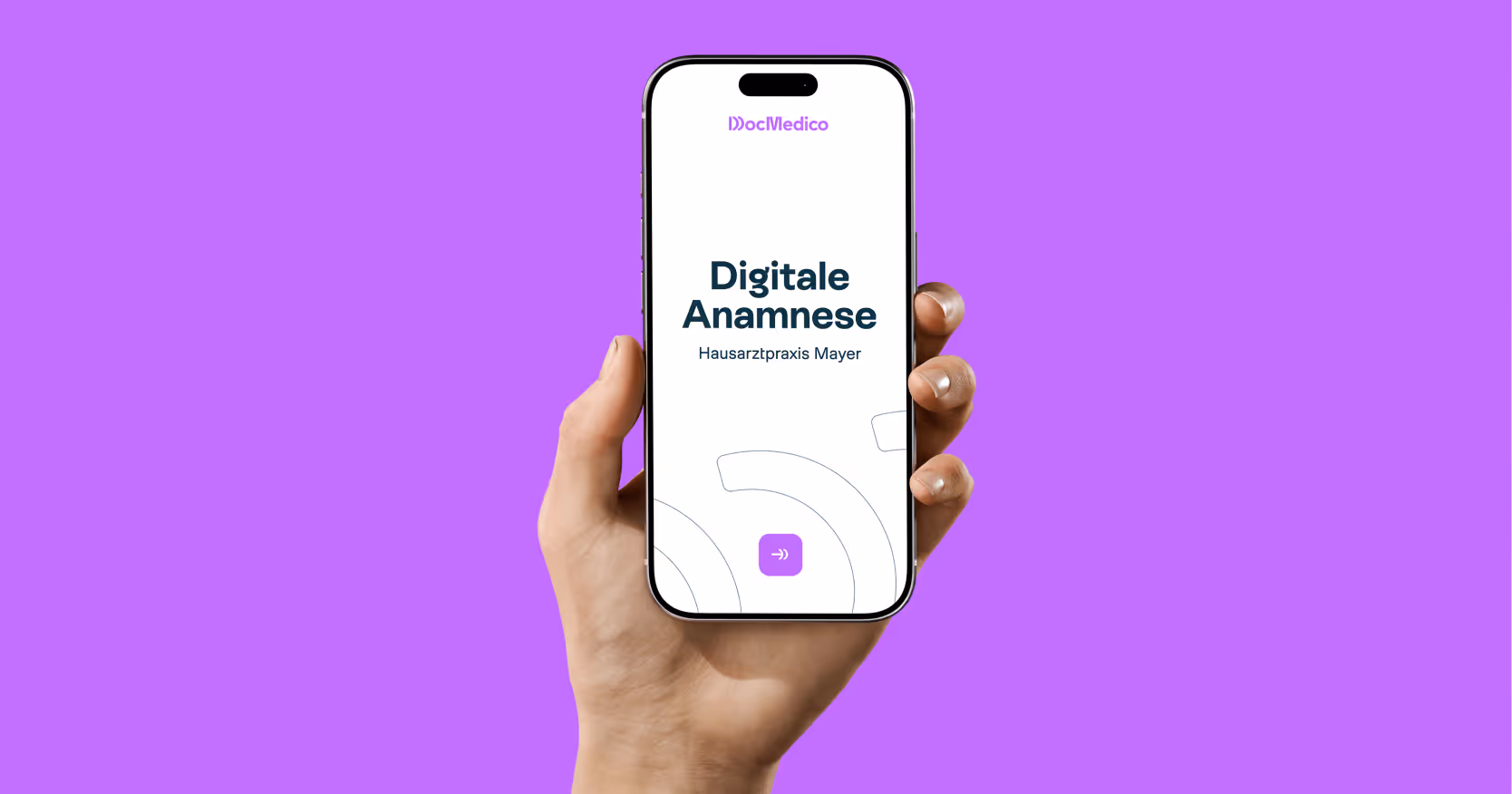Eine Hand mit einem Smartphone, welches die digitale Anamnese aufzeigt.