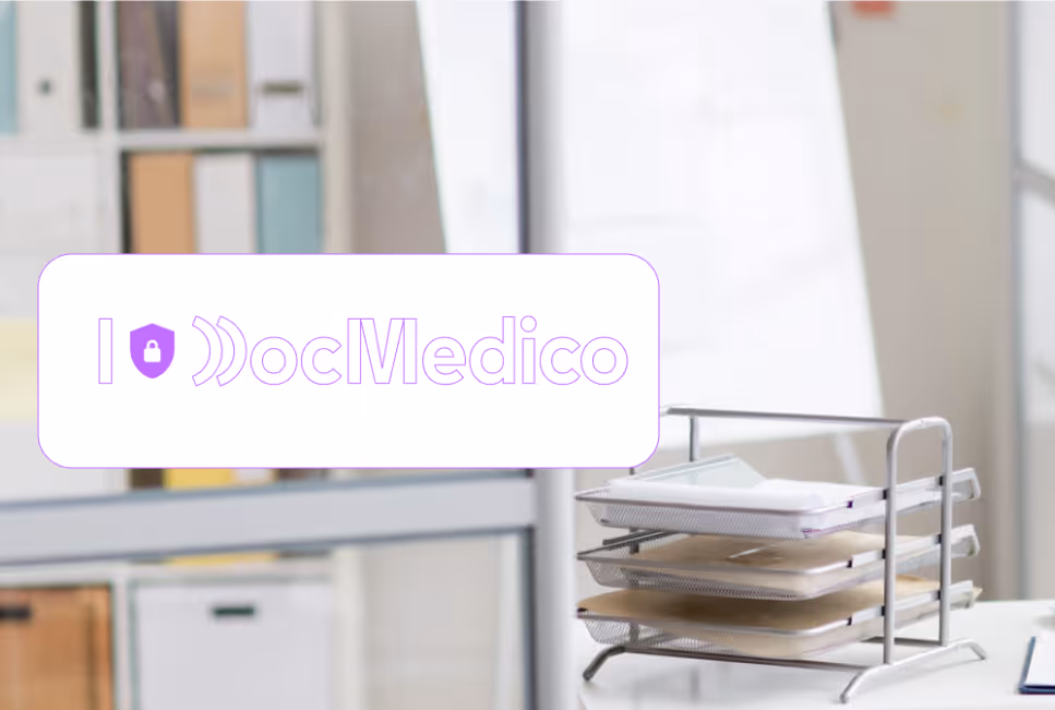 DocMedico Logo mit Schutzschild und Schlosssymbol vor einem hellen Praxisbüro mit Ablagefächern, das Sicherheit und geschützte Patientendaten symbolisiert