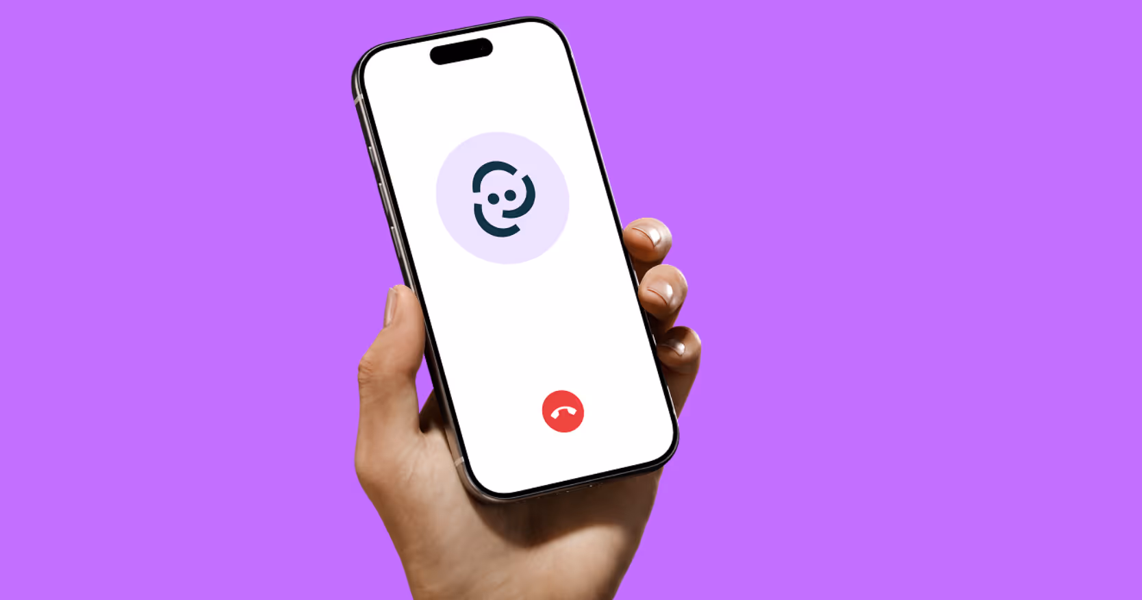 Hand hält ein Smartphone vor violettem Hintergrund; auf dem Display sind ein KI-Telefonassistent-Symbol und ein roter Auflegen-Button zu sehen, was einen laufenden digitalen Anruf mit KI-Telefonassistent für Arztpraxen symbolisiert.