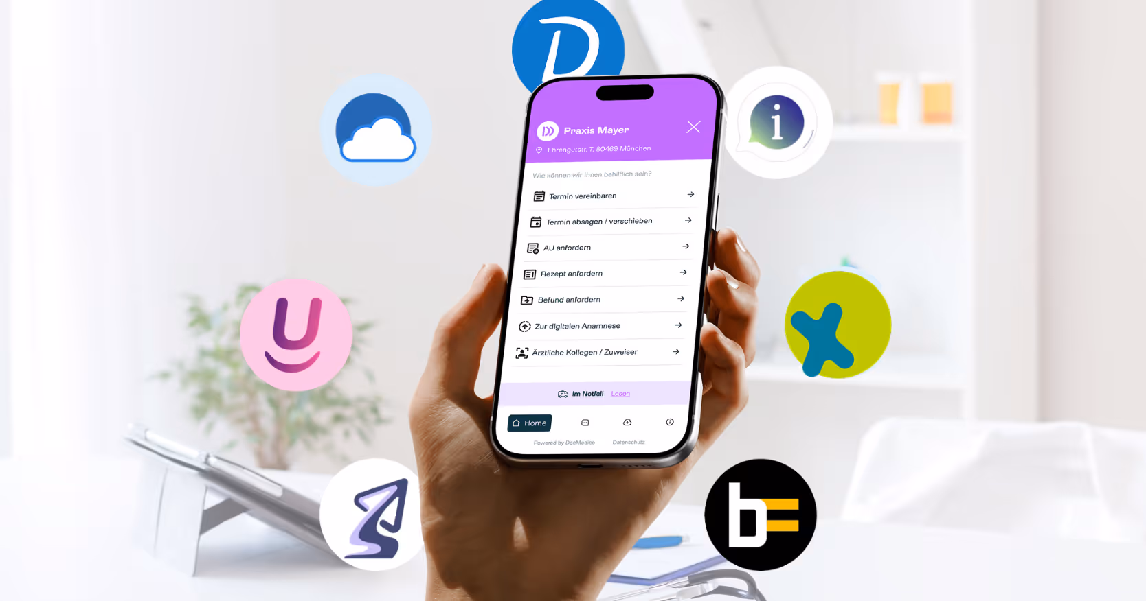 Hand hält ein Smartphone mit DocMedico Online-Rezeption der Praxis Mayer; auf dem Display sind Funktionen wie Termin vereinbaren, Rezept anfordern, Befund anfordern und digitale Anamnese zu sehen, umgeben von Symbolen für Cloud, Information und digitale Dienste.