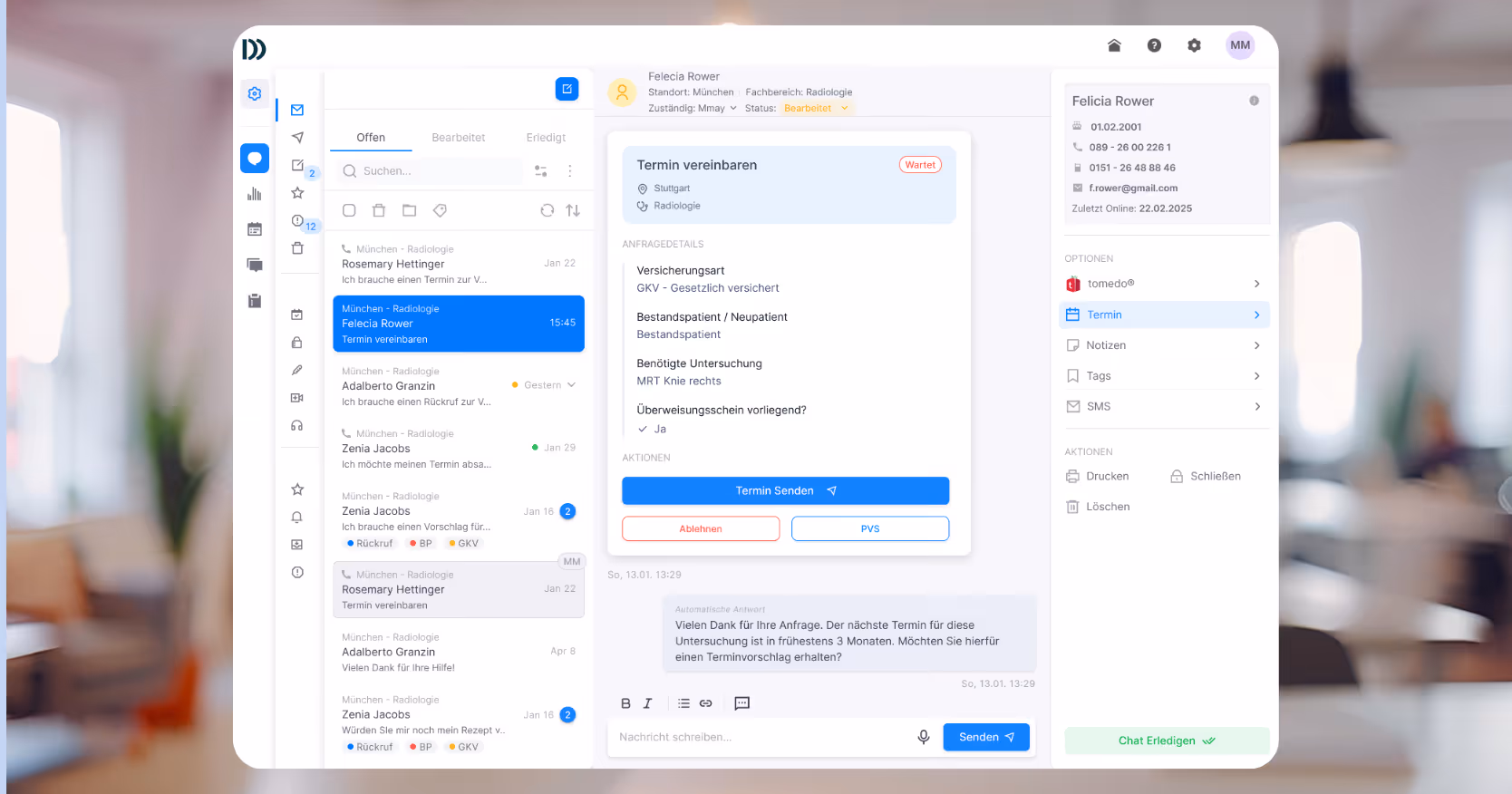 Screenshot der DocMedico Oberfläche zur Patientenkommunikation: links sind offene Nachrichten und Patientenanfragen gelistet, in der Mitte ist eine Terminanfrage mit Patientendaten und Antwortbereich geöffnet, rechts stehen Optionen wie Termin, Notizen, Tags und SMS zur strukturierten Bearbeitung bereit.