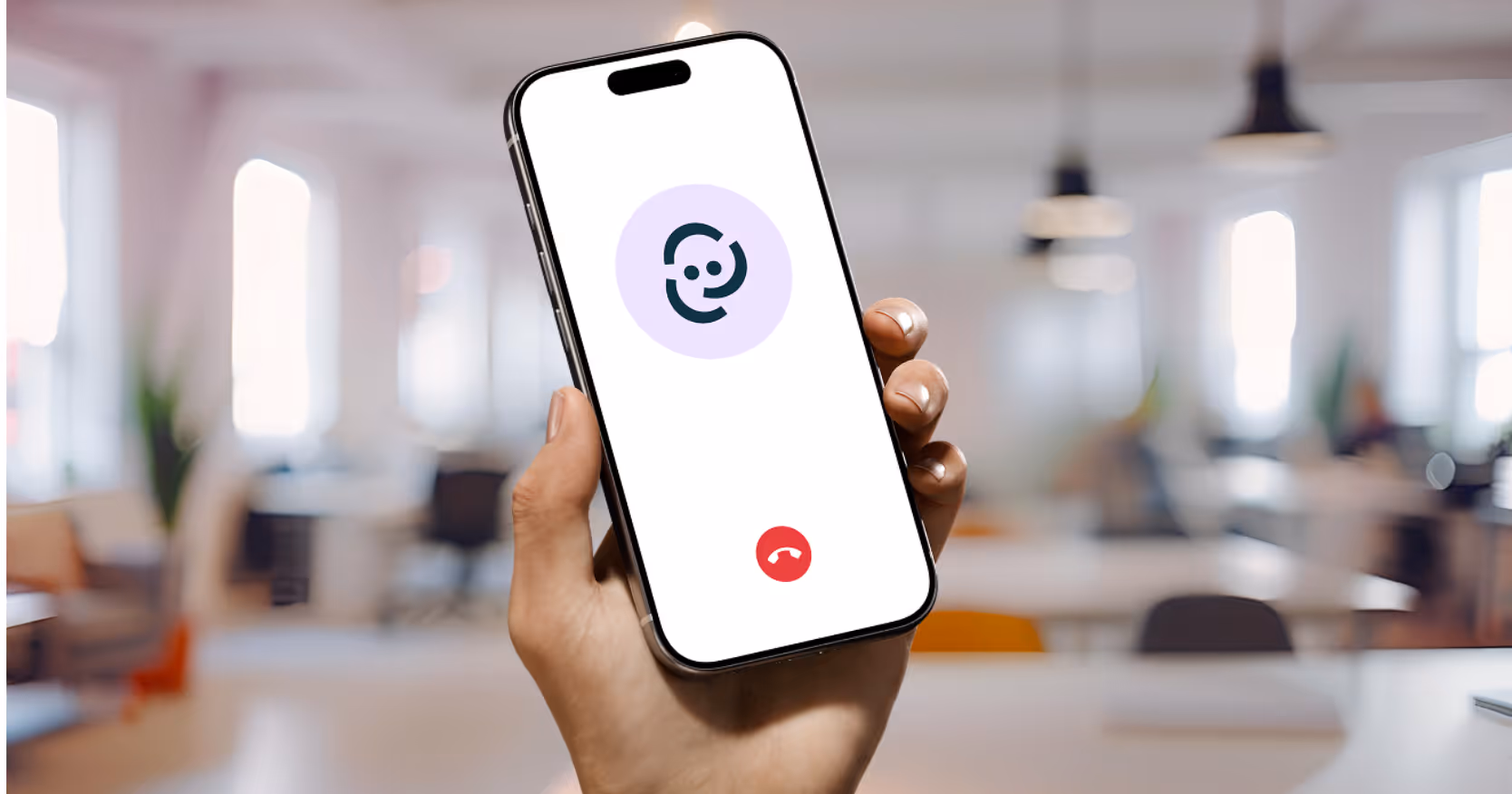 Hand hält ein Smartphone vor unscharfem Praxis- oder Bürohintergrund; auf dem Display sind ein KI-Telefonassistent-Symbol und ein roter Auflegen-Button zu sehen, was das digitale Erfassen von Patientenanfragen per KI-Telefonassistent symbolisiert.