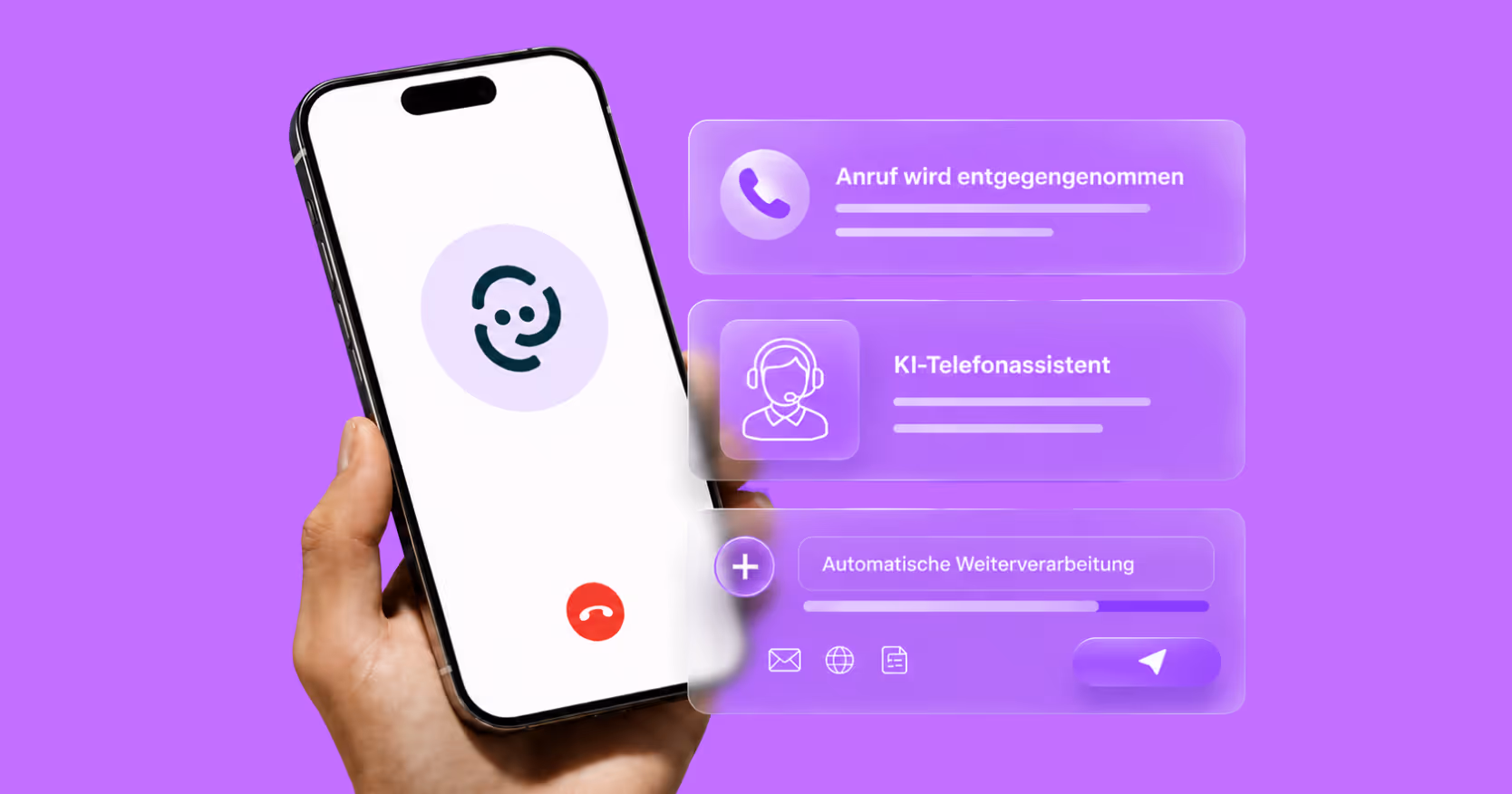 Hand hält ein Smartphone vor violettem Hintergrund; auf dem Display ist ein KI-Telefonassistent-Symbol mit rotem Auflegen-Button zu sehen, daneben schweben transparente Glas-Elemente mit Hinweisen zu Anrufannahme, KI-Telefonassistent und automatischer Weiterverarbeitung von Patientenanfragen.
