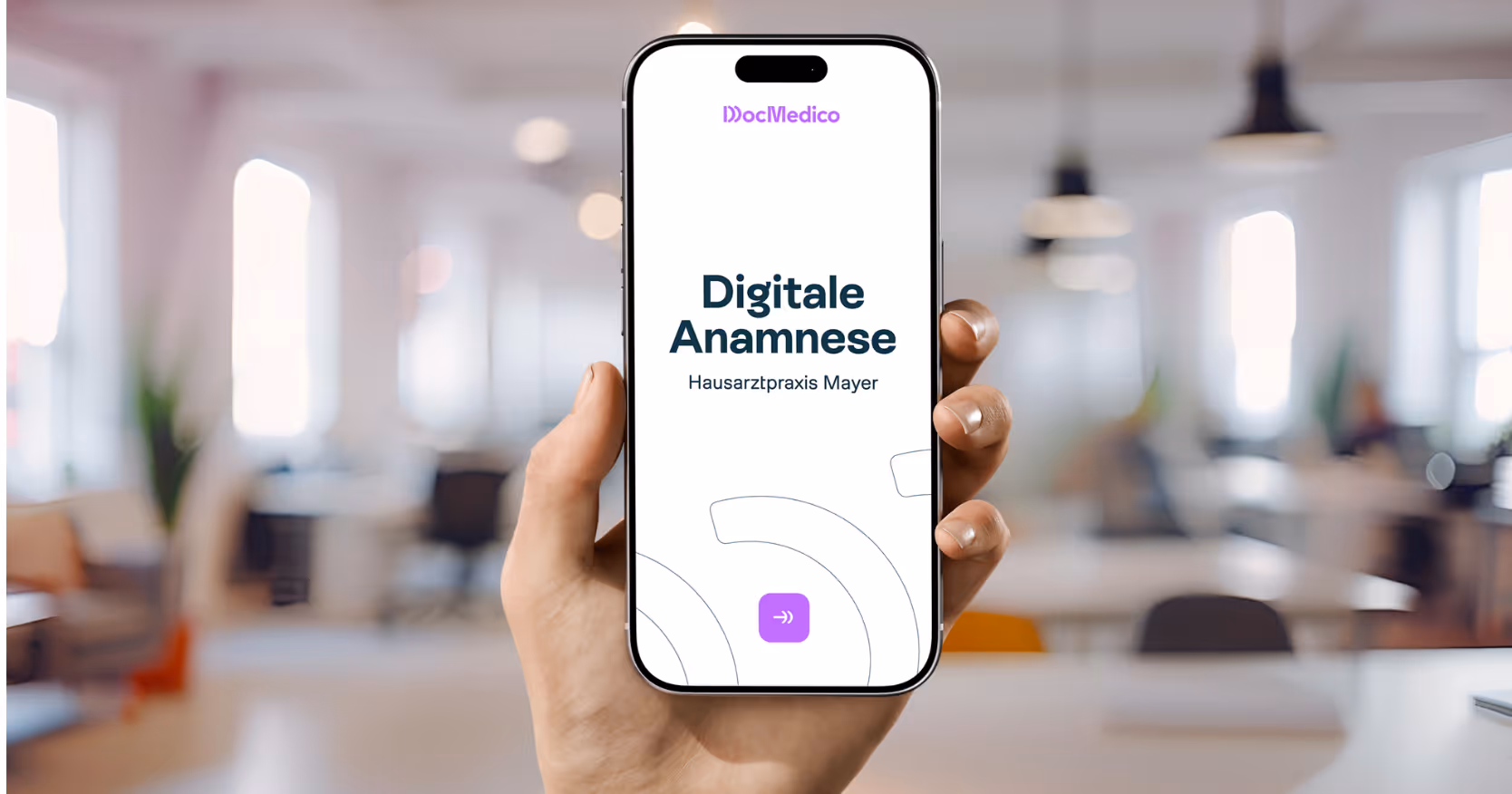 Hand hält ein Smartphone vor unscharfem Praxis- oder Bürohintergrund; auf dem Display steht „Digitale Anamnese“ für die Hausarztpraxis Mayer zur digitalen Erfassung von Patientendaten.