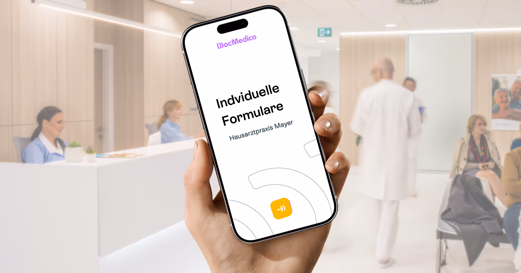 Hand hält ein Smartphone vor modernem Praxisempfang; auf dem Display steht „Individuelle Formulare“ für die Hausarztpraxis Mayer, während im Hintergrund Empfangspersonal, Patienten und Ärzte unscharf zu sehen sind.