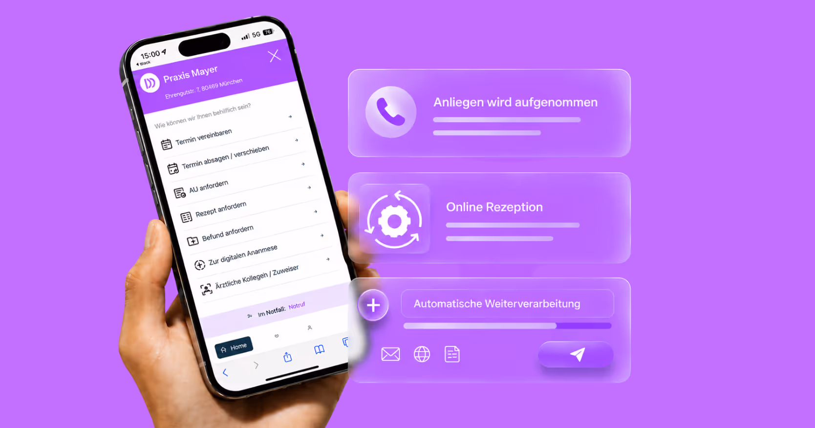 Hand hält ein Smartphone mit dem DocMedico Patientenportal der Praxis Mayer vor violettem Hintergrund; rechts schweben transparente Bedienfelder mit den Hinweisen „Anliegen wird aufgenommen“, „Online Rezeption“ und „Automatische Weiterverarbeitung“, die digitale Patientenanfragen und strukturierte Praxisprozesse symbolisieren.
