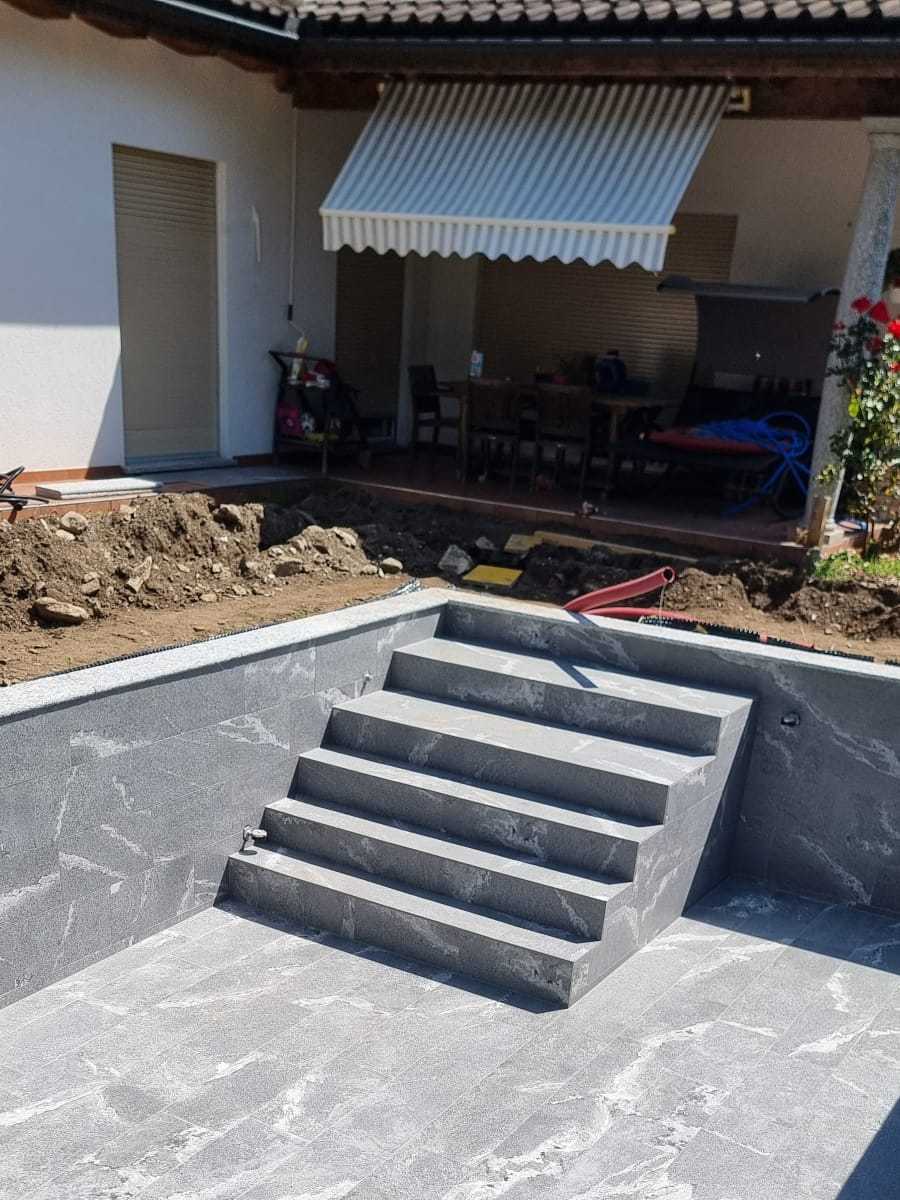 Rivestimento piscina con piastrelle e mosaico in Ticino