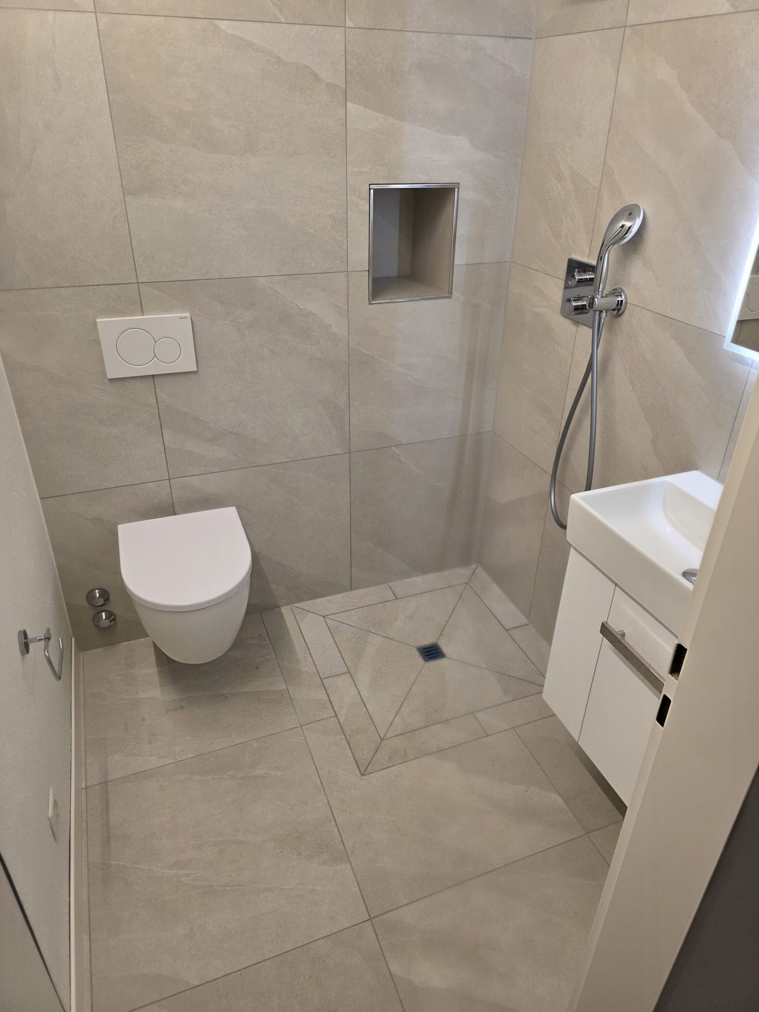 posa piastrelle bagno in Ticino con finiture curate