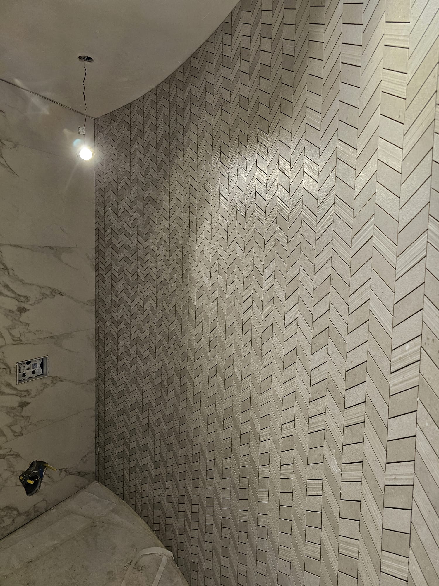 marmo e mosaico posati con precisione e finiture curate