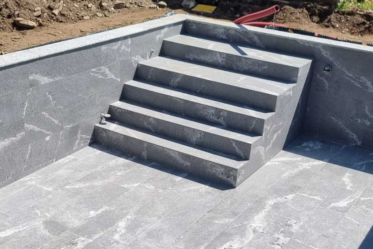 rivestimento piscine in Ticino con posa precisa e finiture curate
