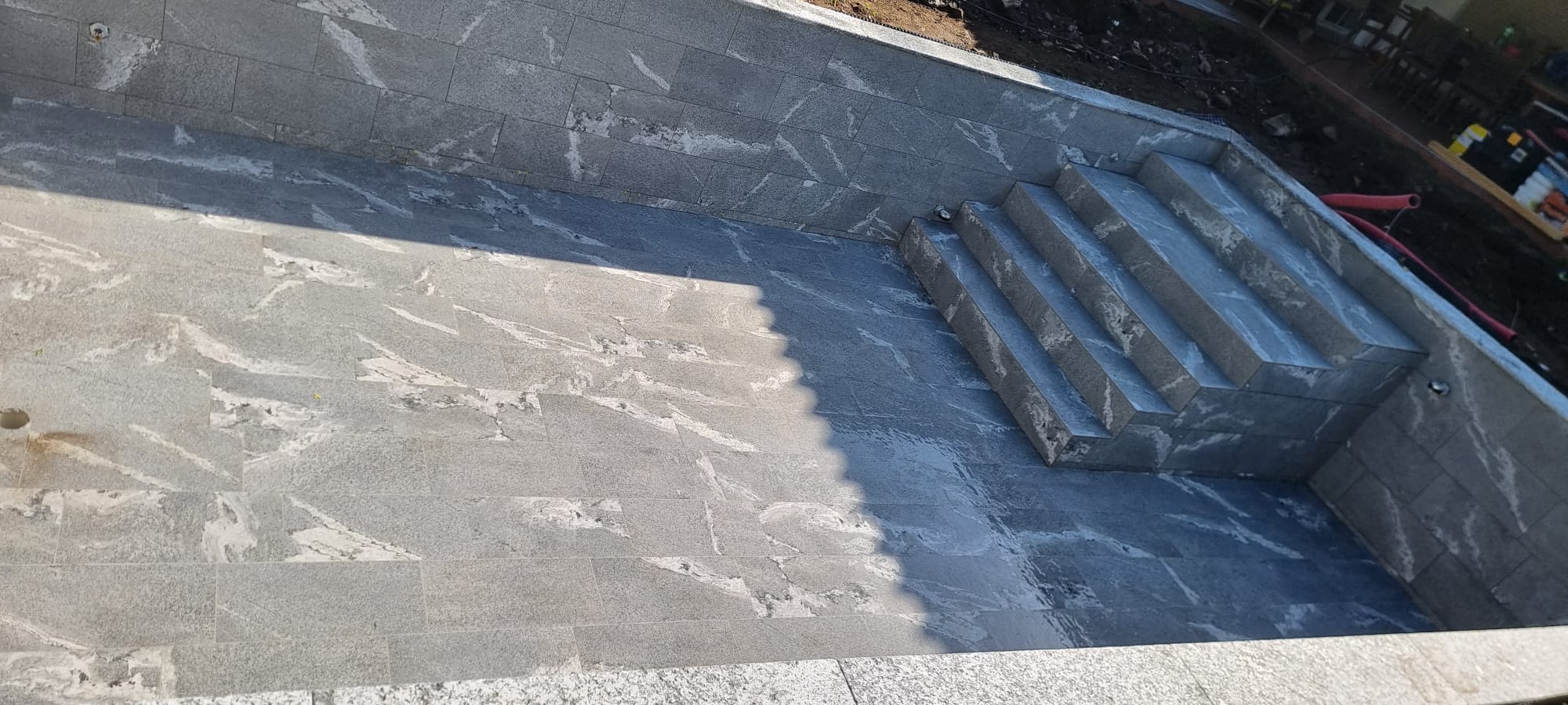 rivestimento piscina realizzato con precisione e finiture curate