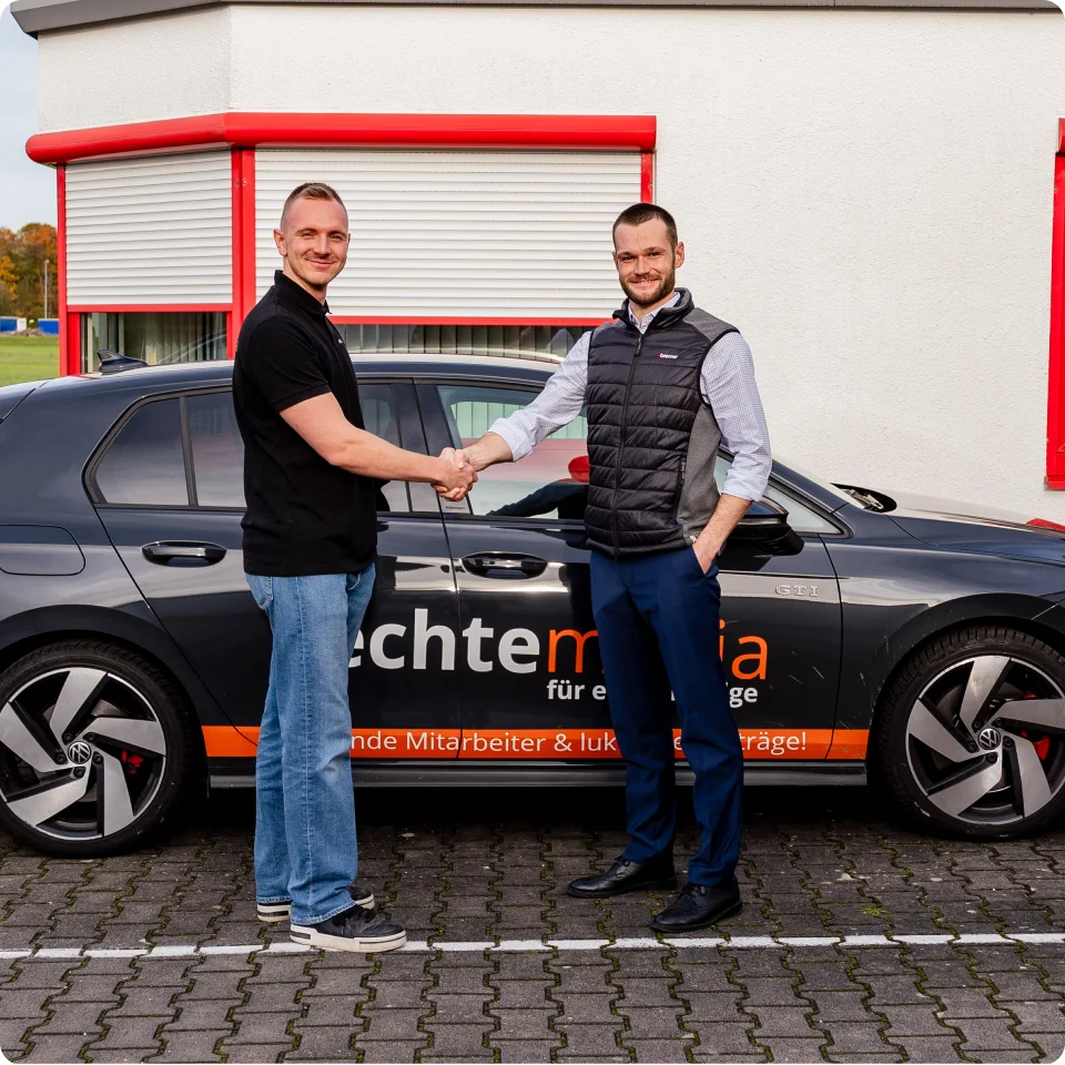 Team vor Firmenauto