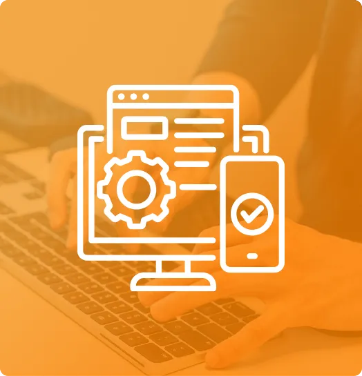 Symbol für Webentwicklung: PC-Bildschirm mit Einstellungen, daneben Handy mit Häkchen, Hände tippen Laptop