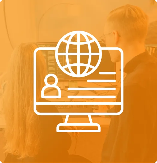 Zwei Personen vor einem Computerbildschirm mit einem Symbol für globale Online-Profile.