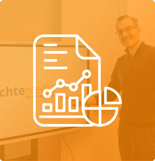 Mann vor Bildschirm mit Symbol für Analyse, Bericht und Diagramme im Social Media Marketing.