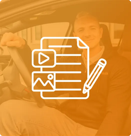 Mann im Auto mit Icon für Medienproduktion: Video, Bild und Text mit Stift.