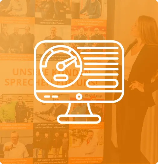 Weibliche Person betrachtet Posterwand mit Teamfotos, im Vordergrund Icon eines Monitors mit Tachometer.
