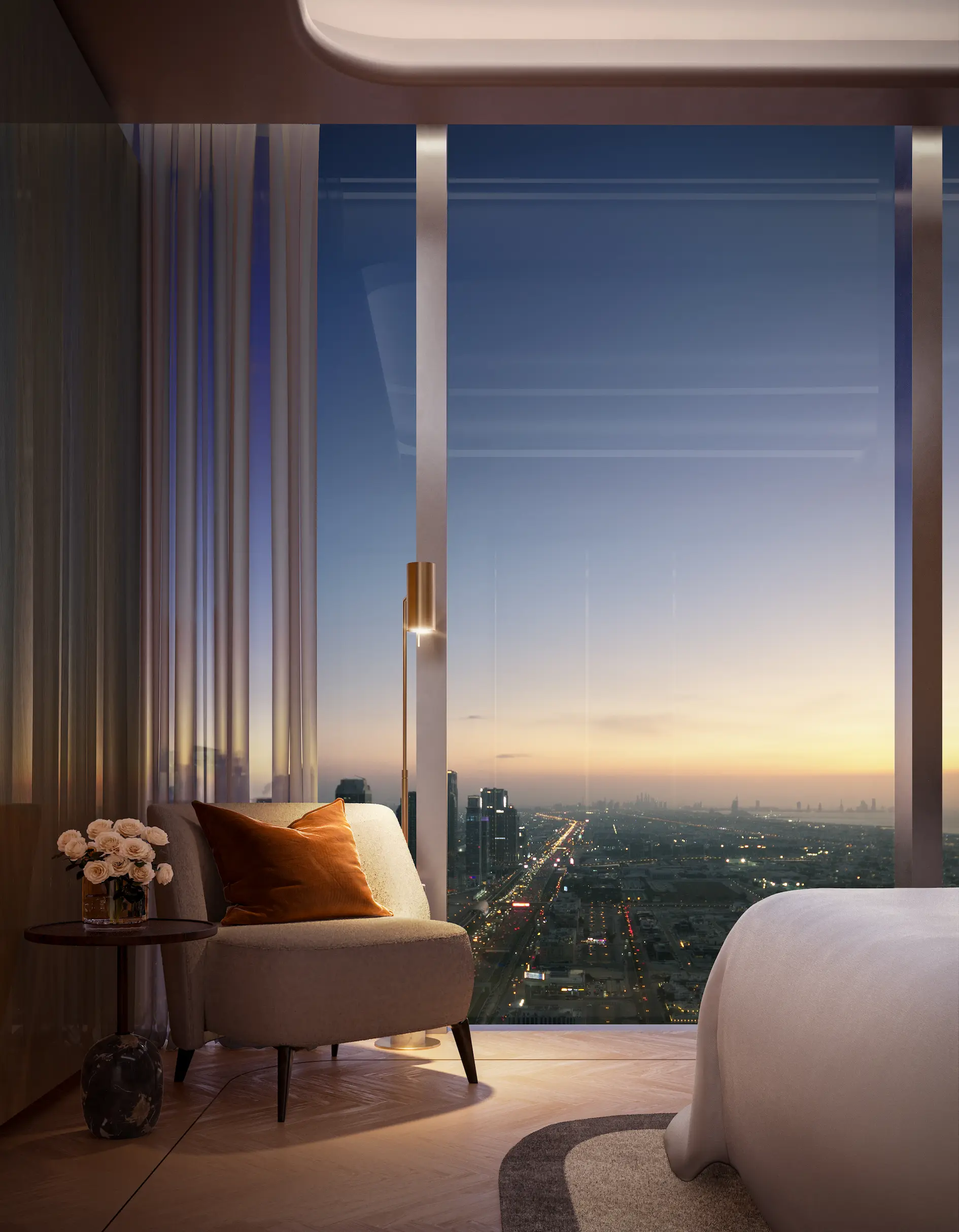 Moderno angolo camera da letto con poltrona, cuscino arancione, tavolino con fiori, lampada da terra e vista sulla città al tramonto.