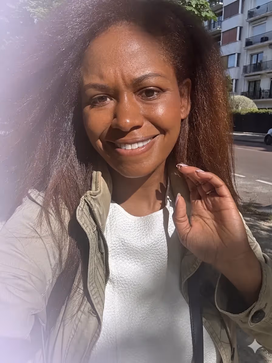 Jennifer Alidor, fondatrice ClevHer, souriante en extérieur