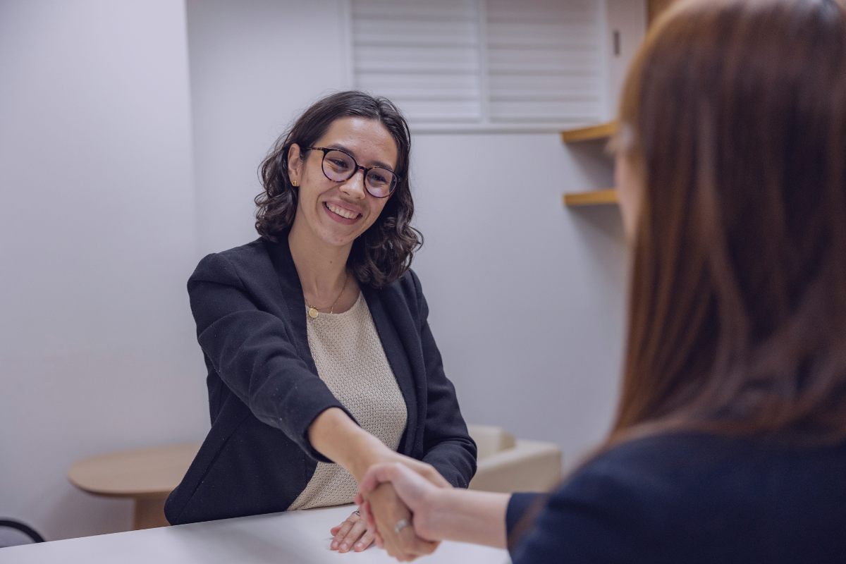 Recruteur préparant une shortlist paritaire à 50/50