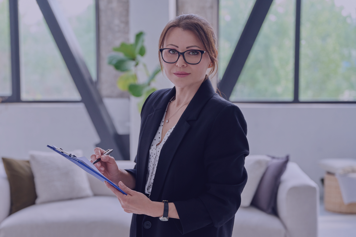 Femme cadre développant son réseau sur LinkedIn