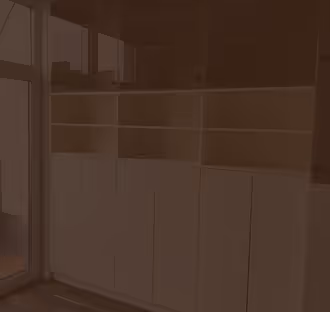 Weiße Einbauschränke mit Regalen und Schranktüren in einem Raum mit Holzboden neben einer Glastür.