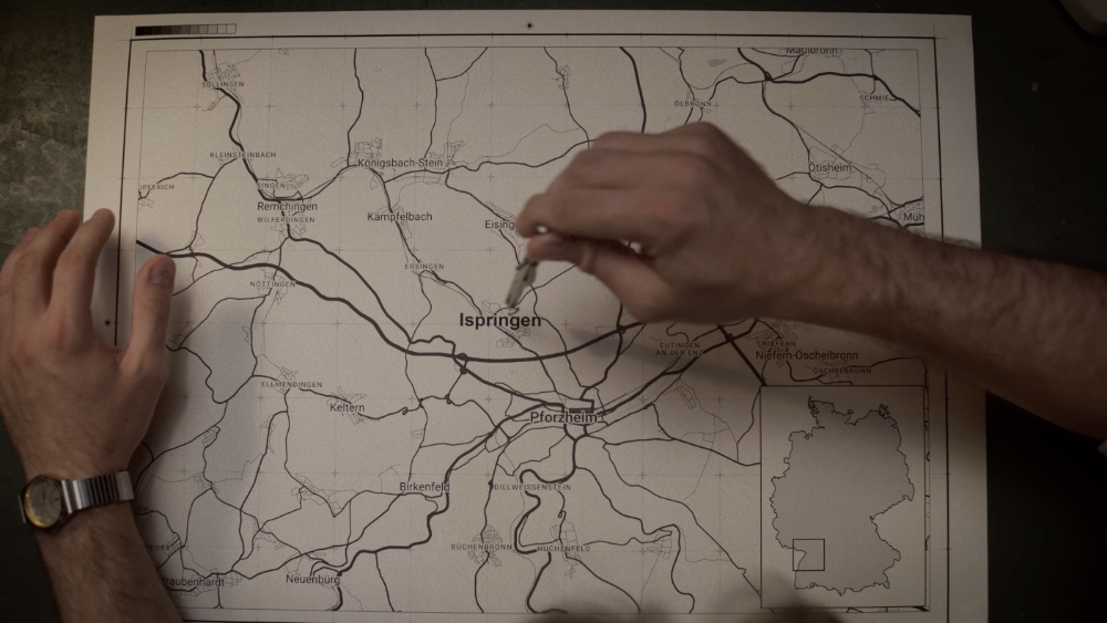 Filmstill aus der RUTRONIK-Produktion: eine Hand zeichnet eine Route auf einer Landkarte der Region Pforzheim
