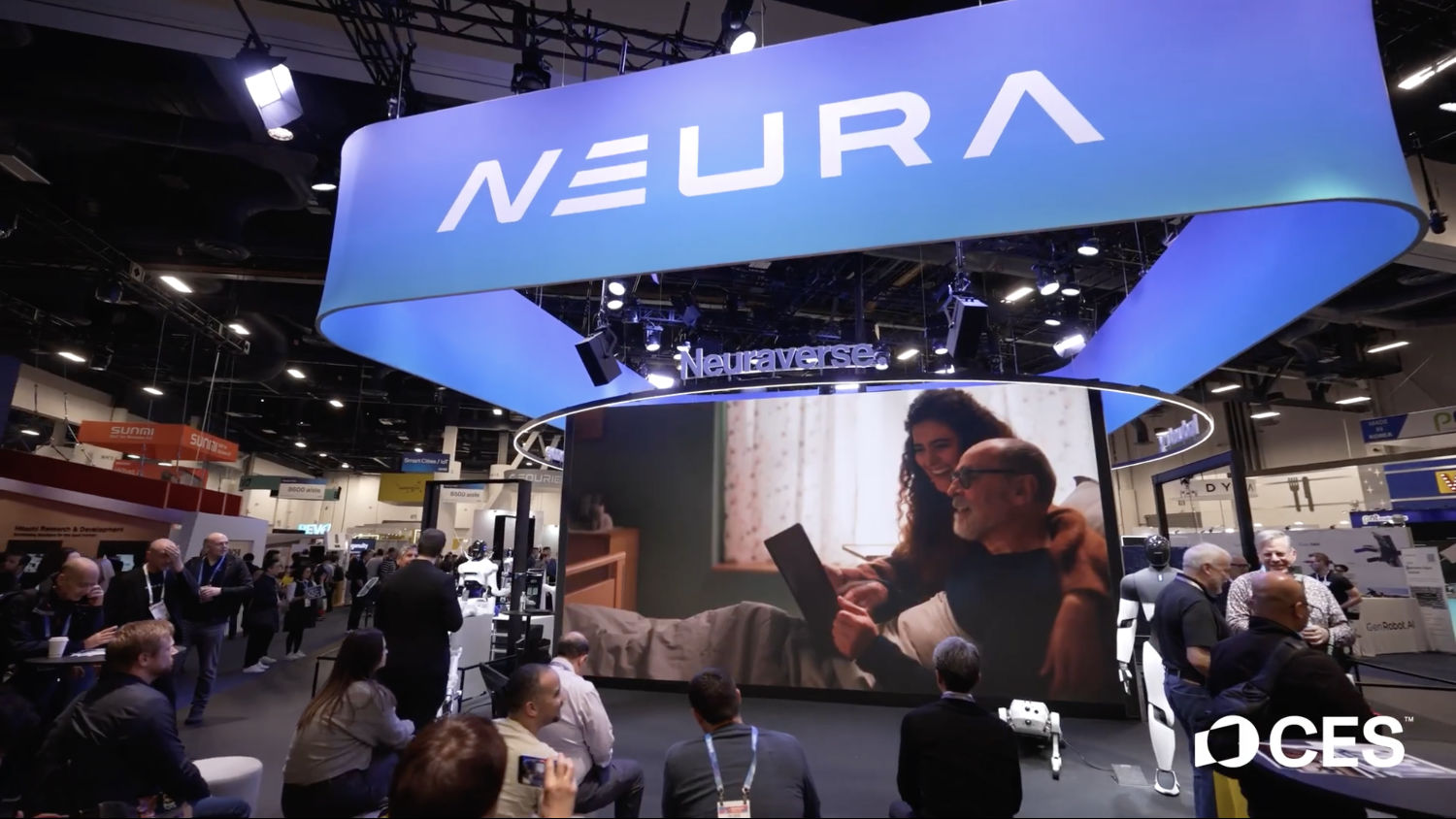 NEURA-Robotics-Messestand auf der CES mit großem Markenschriftzug und Publikum