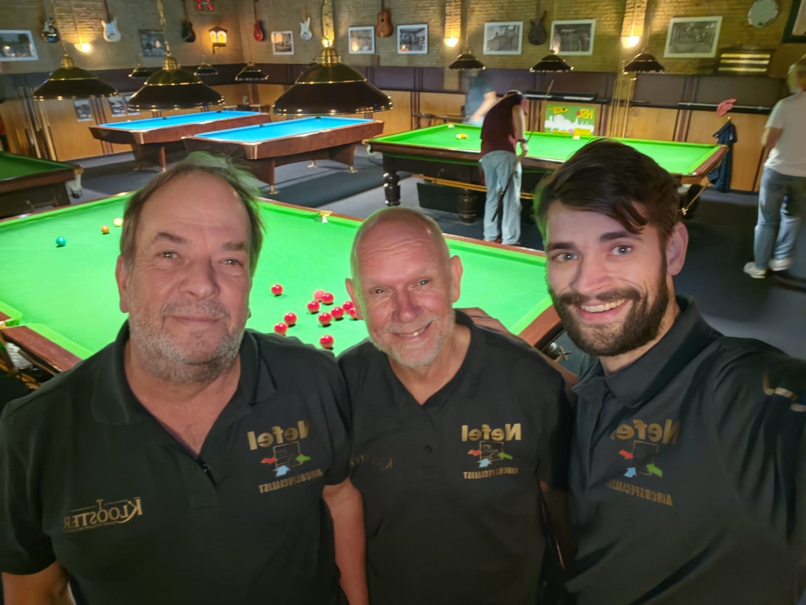 Drie spelers van Klooster 3 samen in de snookerzaal