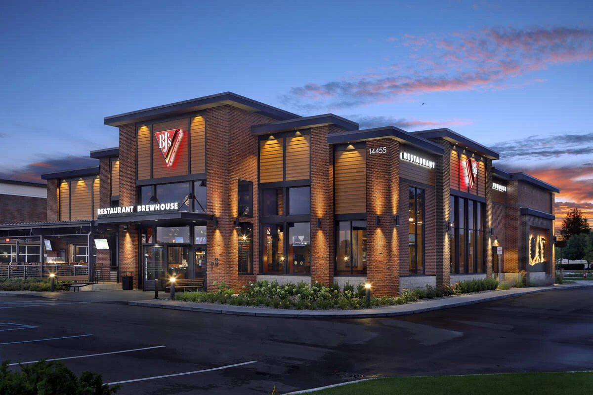 A BJ's Restaurant & Brewhouse location lit up at dusk — read the BJ's tip management case study.
