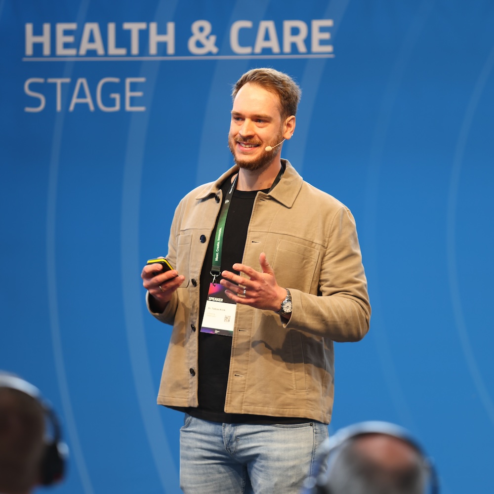 Dr. Tobias Krick während eines Vortrags zu Innovation im Gesundheitswesen auf der Health & Care Stage